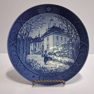 1975 Royal Copenhagen Christmas Plate Queen's Residence 7.25" Wall Art Denmark 6